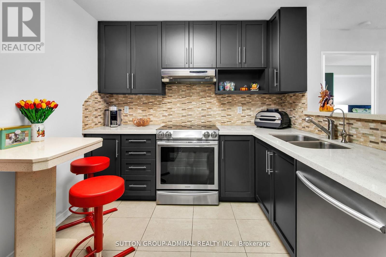 Photo 24 of 317 11 Townsgate Drive, Vaughan ON
