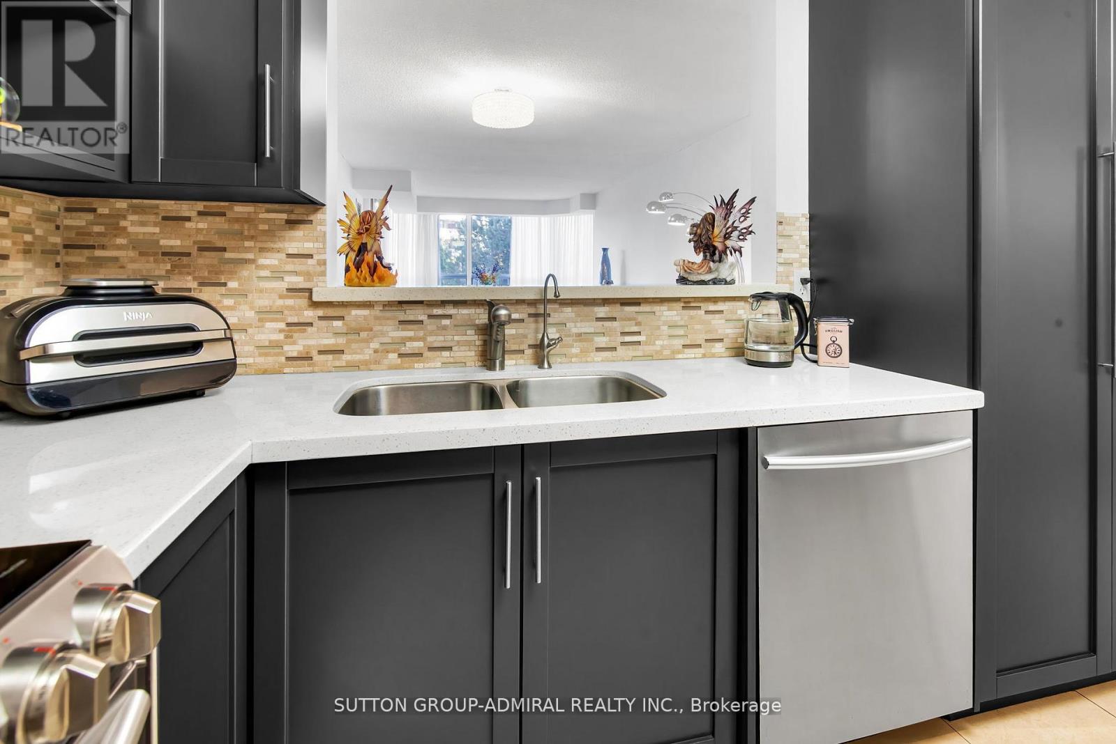 Photo 11 of 317 11 Townsgate Drive, Vaughan ON