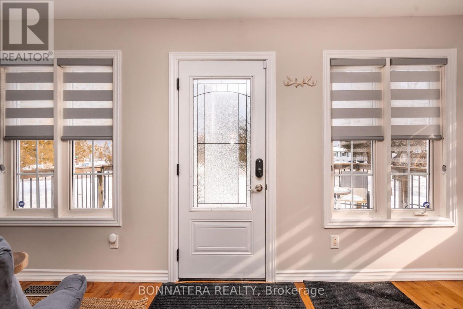 Photo 16 of 687 Innisfil Beach Road, Innisfil ON