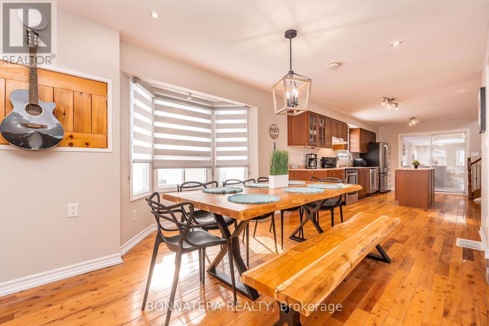 Photo 22 of 687 Innisfil Beach Road, Innisfil ON