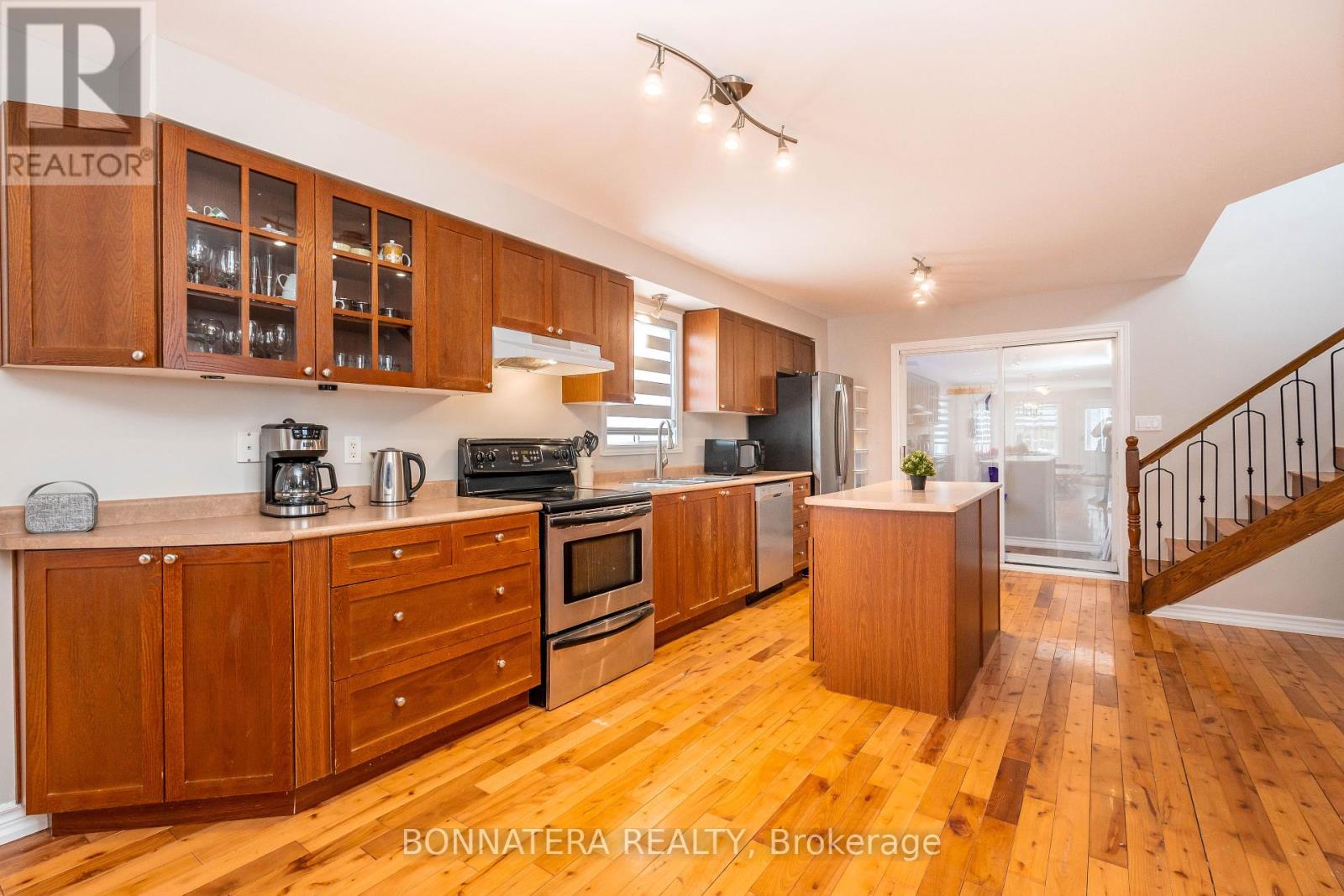 Photo 4 of 687 Innisfil Beach Road, Innisfil ON