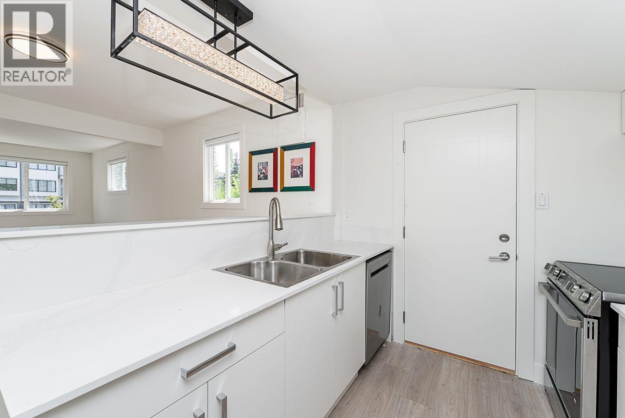 Photo 9 of 1747 Salisbury Avenue, Port Coquitlam BC