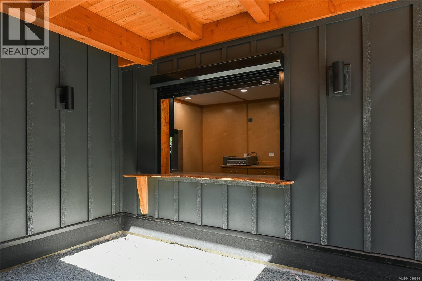 4305 Shingle Spit Rd, Hornby Island - Exteriors - Photo 14