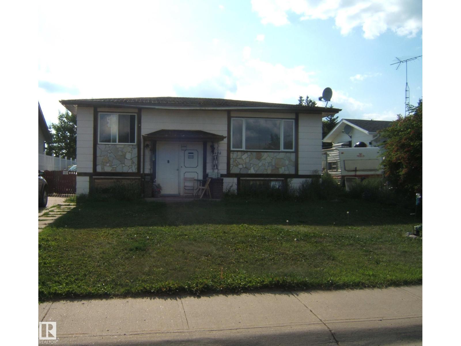 Photo 1 of 5606 51 St, Vegreville AB