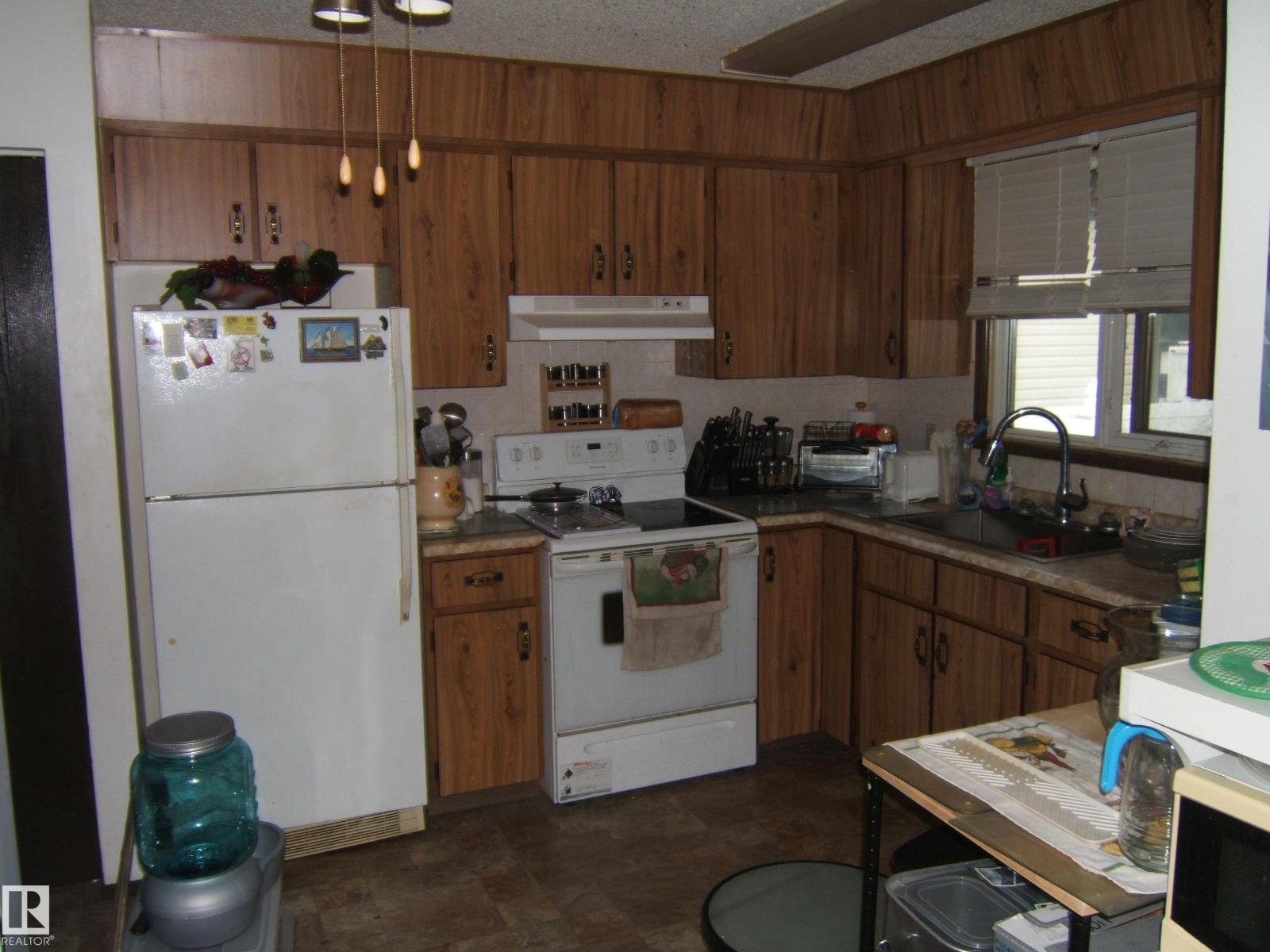 Photo 4 of 5606 51 St, Vegreville AB