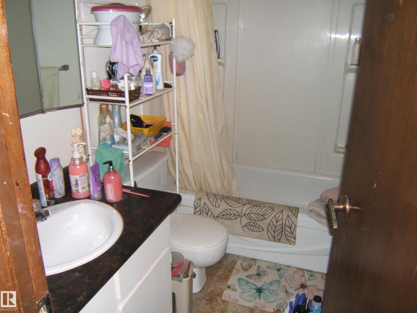 Photo 9 of 5606 51 St, Vegreville AB