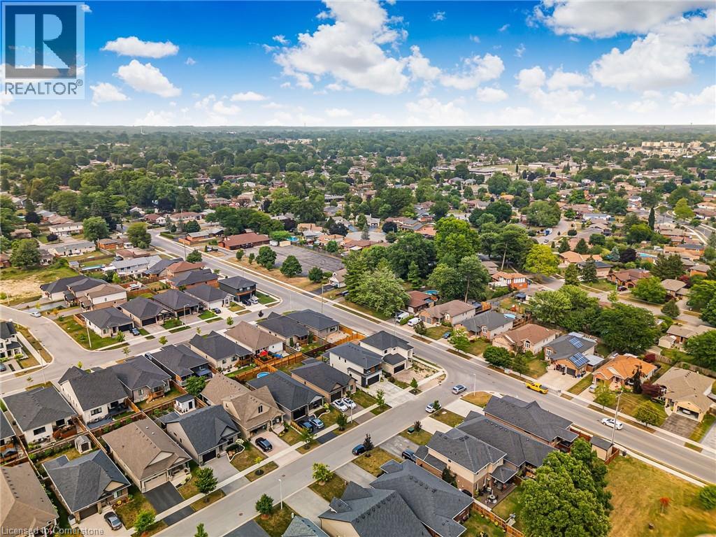Photo 11 of 14 Willowbrook Drive, Welland ON
