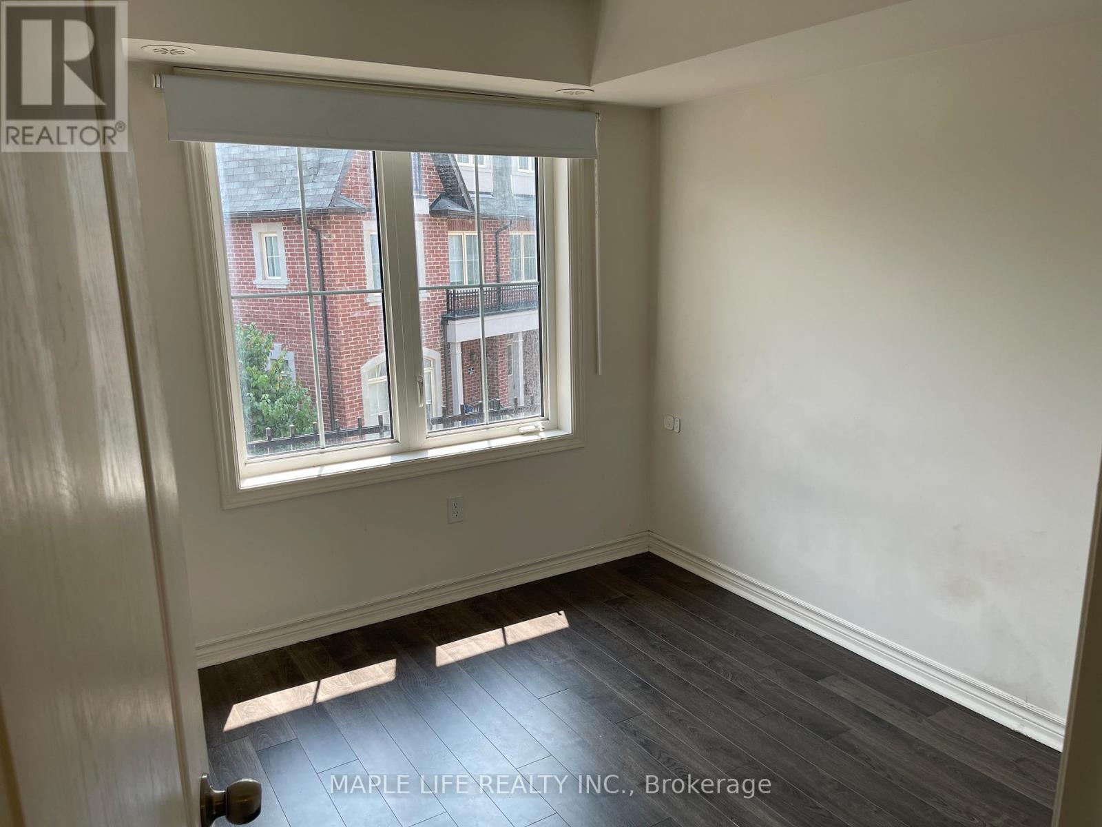 Photo 7 of 8 12 Eaton Park Lane E, Toronto ON