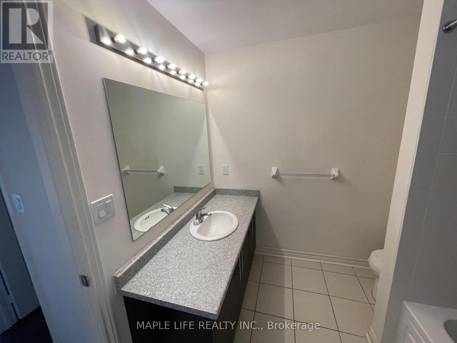 Photo 1 of 8 12 Eaton Park Lane E, Toronto ON