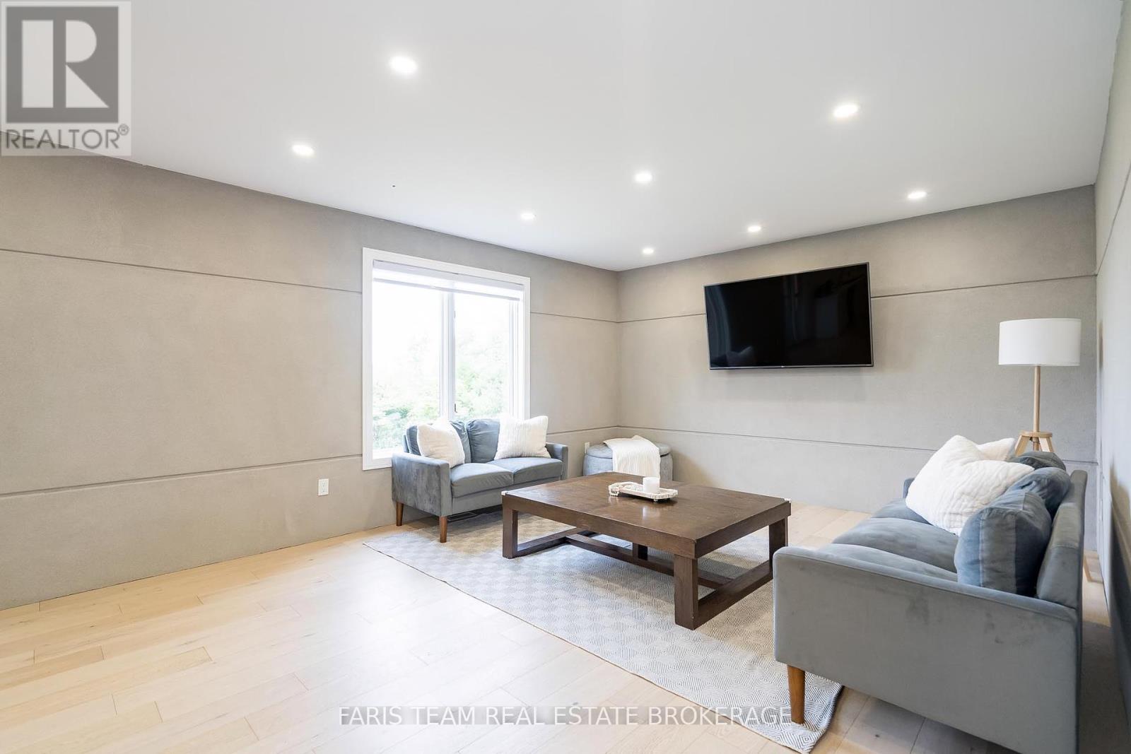 Photo 21 of 7 Golfview Boulevard, Bradford West Gwillimbury ON
