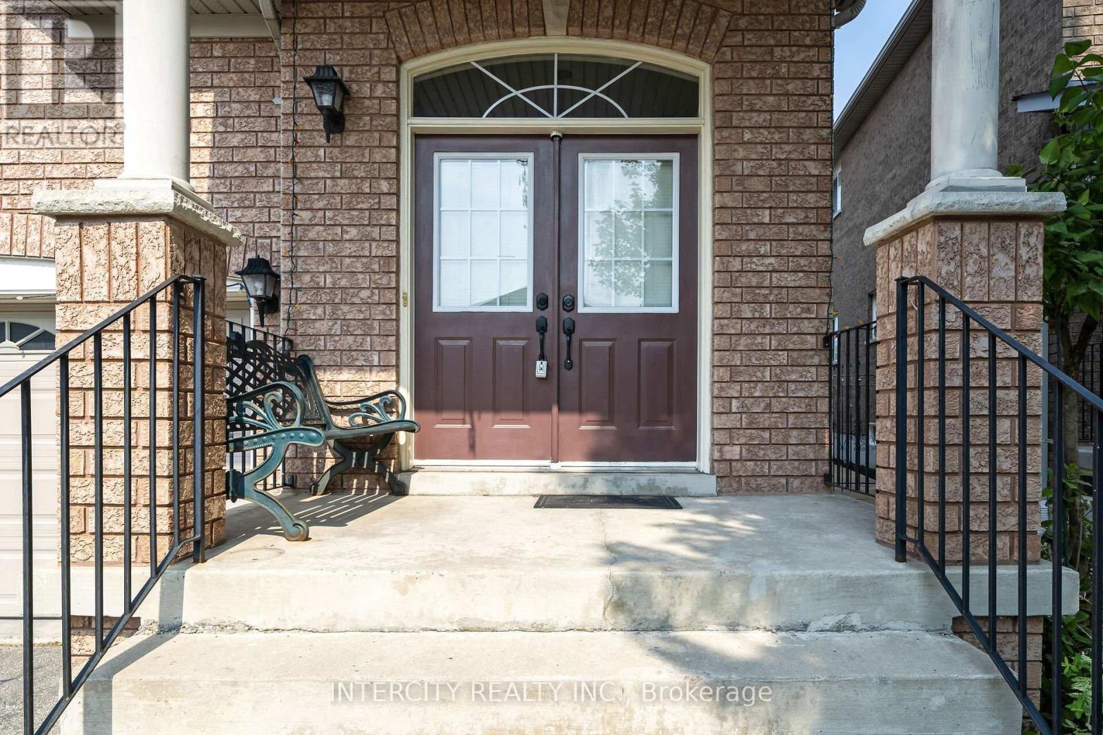 Photo 3 of 100 Lio Avenue, Vaughan ON