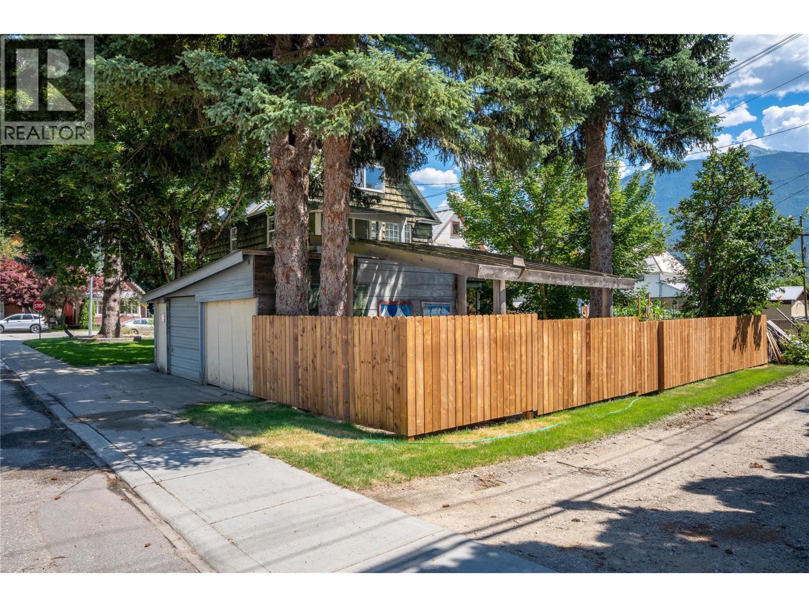 503 Third Street E, Revelstoke