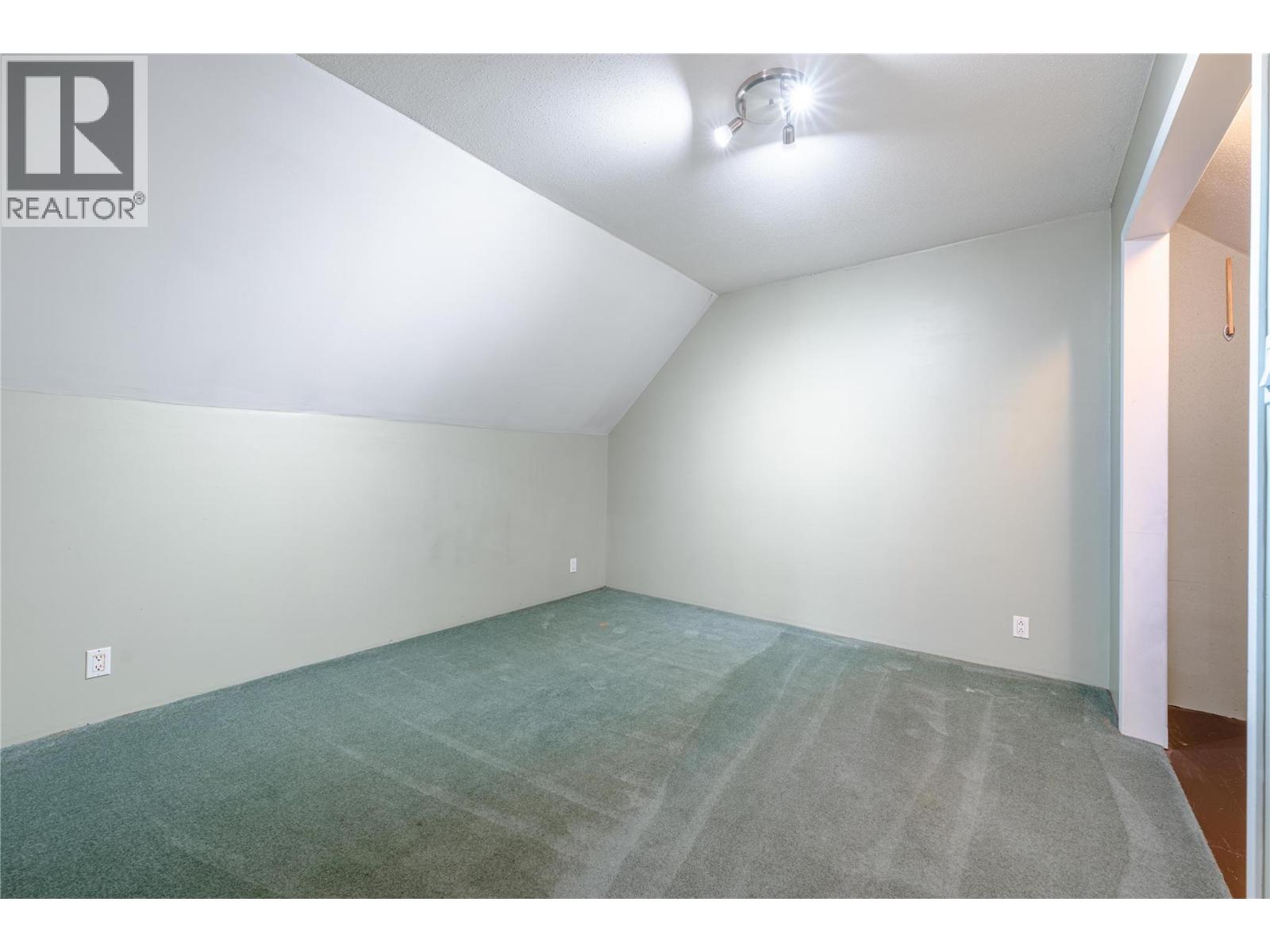 503 Third Street E, Revelstoke
