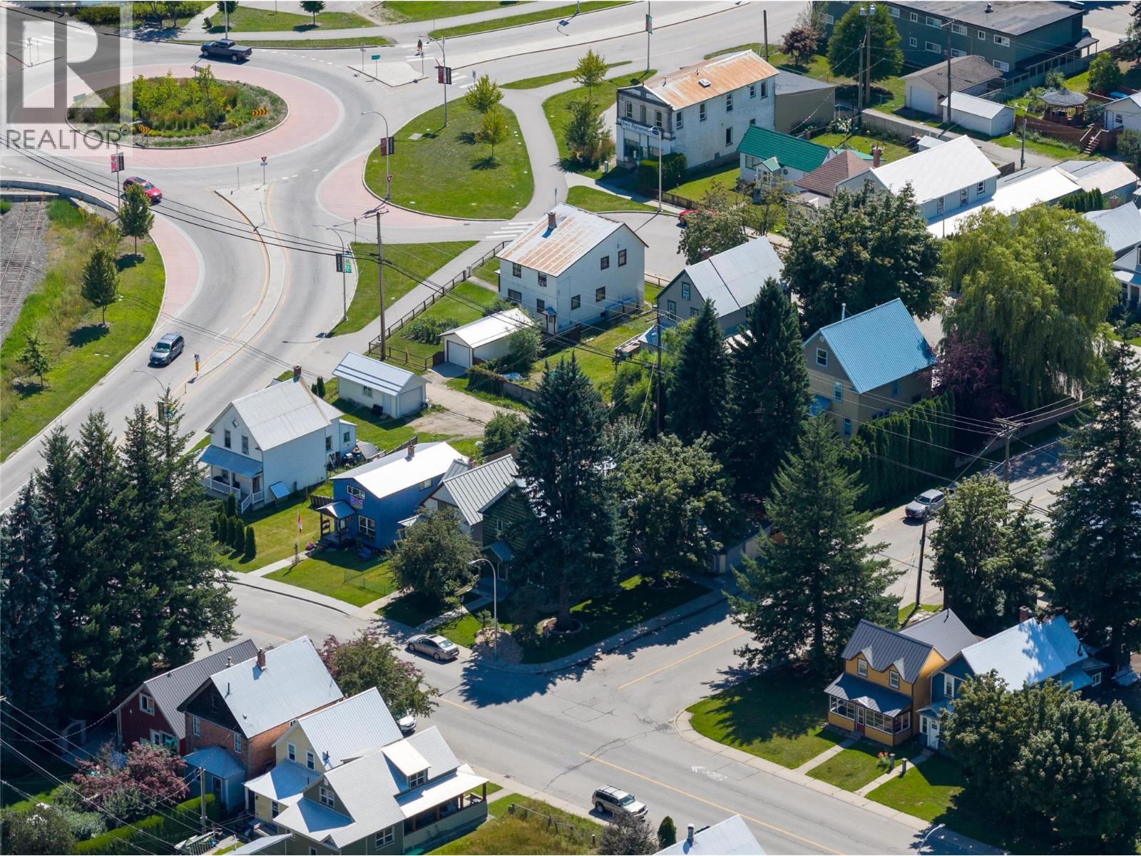 503 Third Street E, Revelstoke