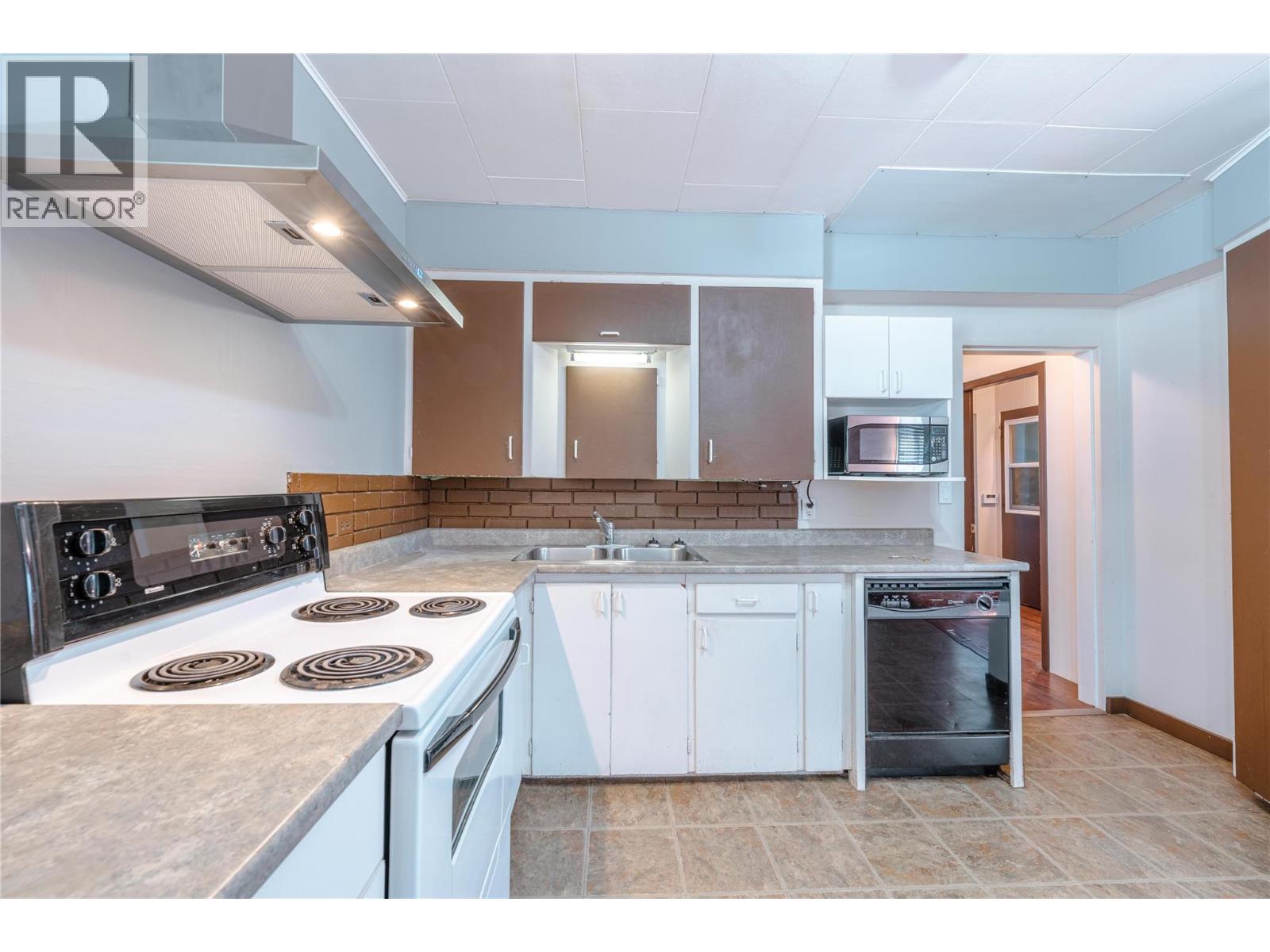 503 Third Street E, Revelstoke