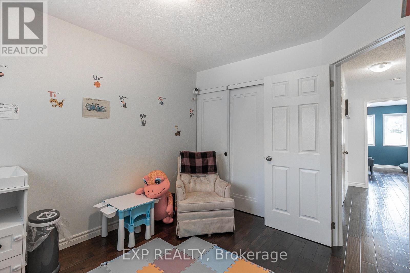 Photo 9 of 70 Jefferson Court W, Welland ON