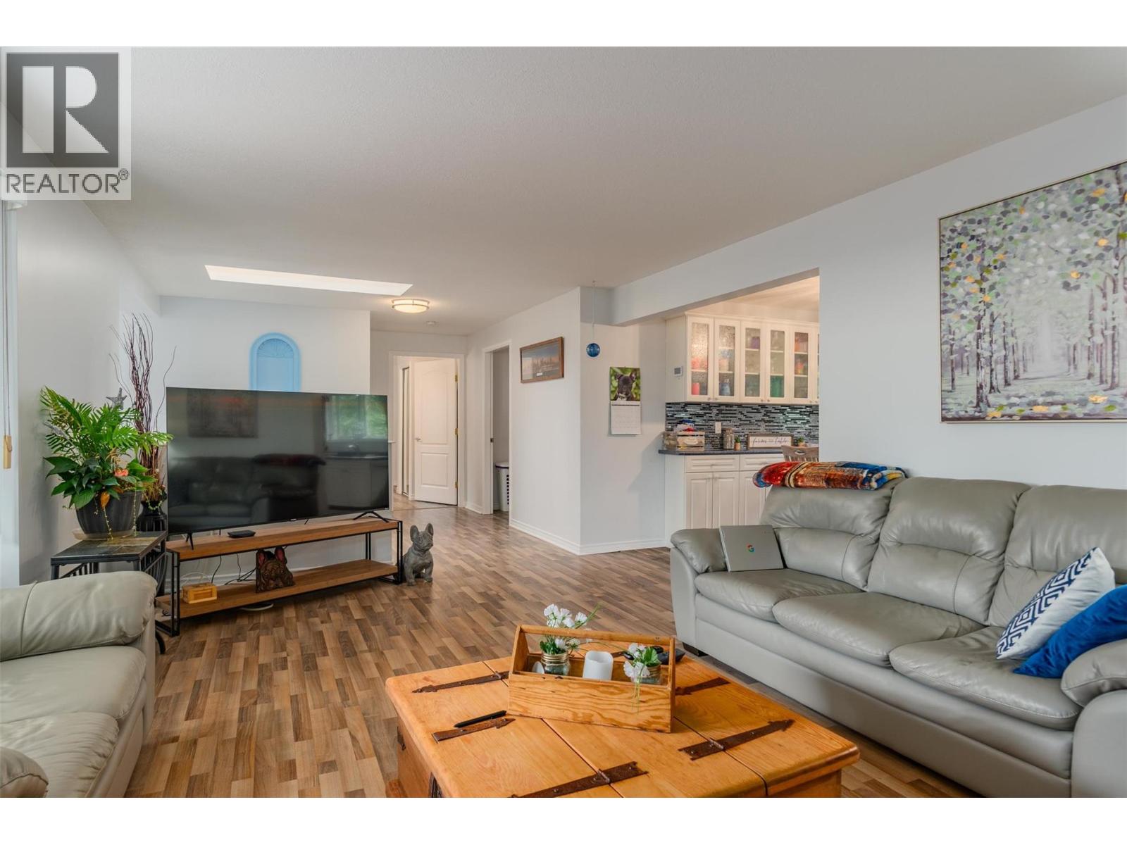 Photo 6 of 705 8th Avenue, Montrose BC