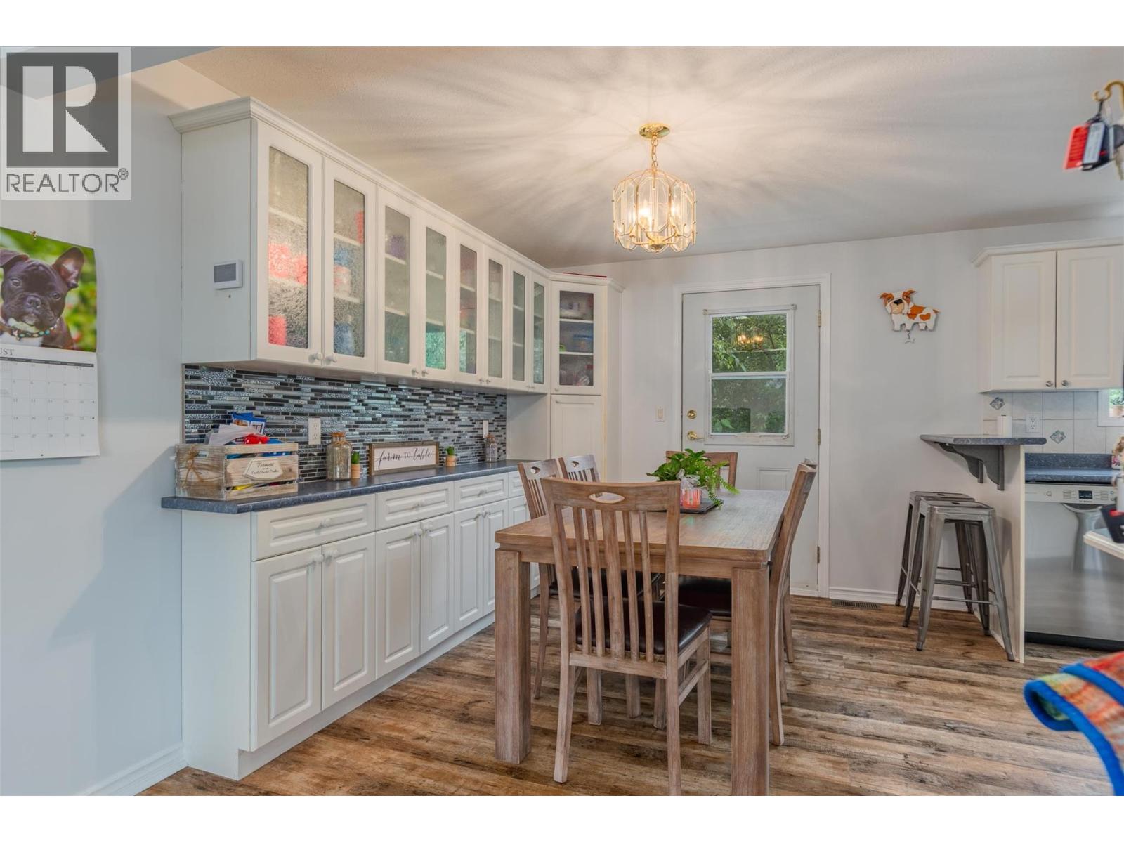 Photo 7 of 705 8th Avenue, Montrose BC