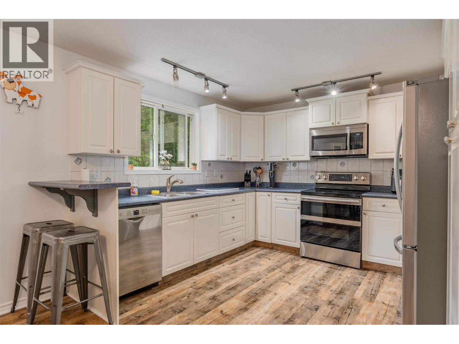 Photo 9 of 705 8th Avenue, Montrose BC