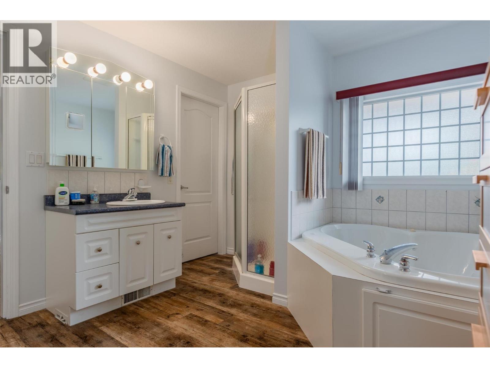 Photo 15 of 705 8th Avenue, Montrose BC