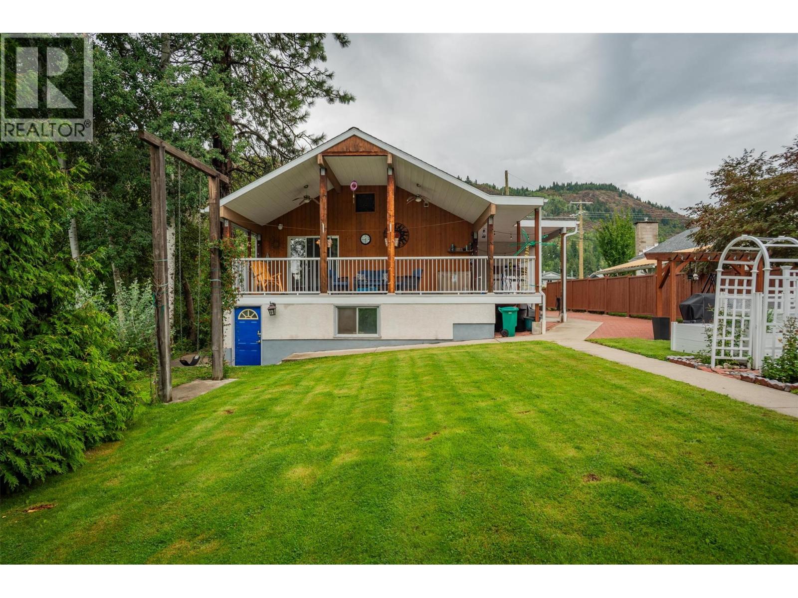 Photo 38 of 705 8th Avenue, Montrose BC