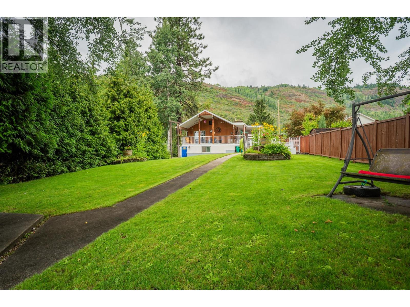 Photo 42 of 705 8th Avenue, Montrose BC