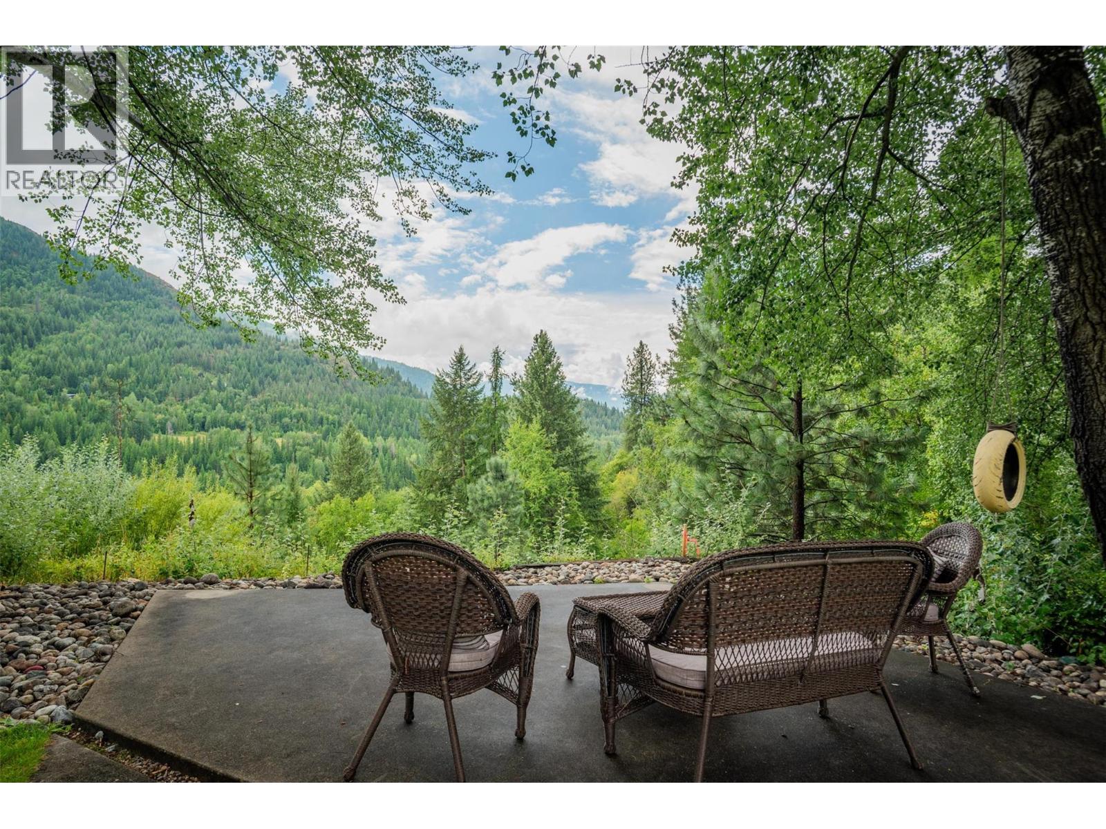 Photo 41 of 705 8th Avenue, Montrose BC