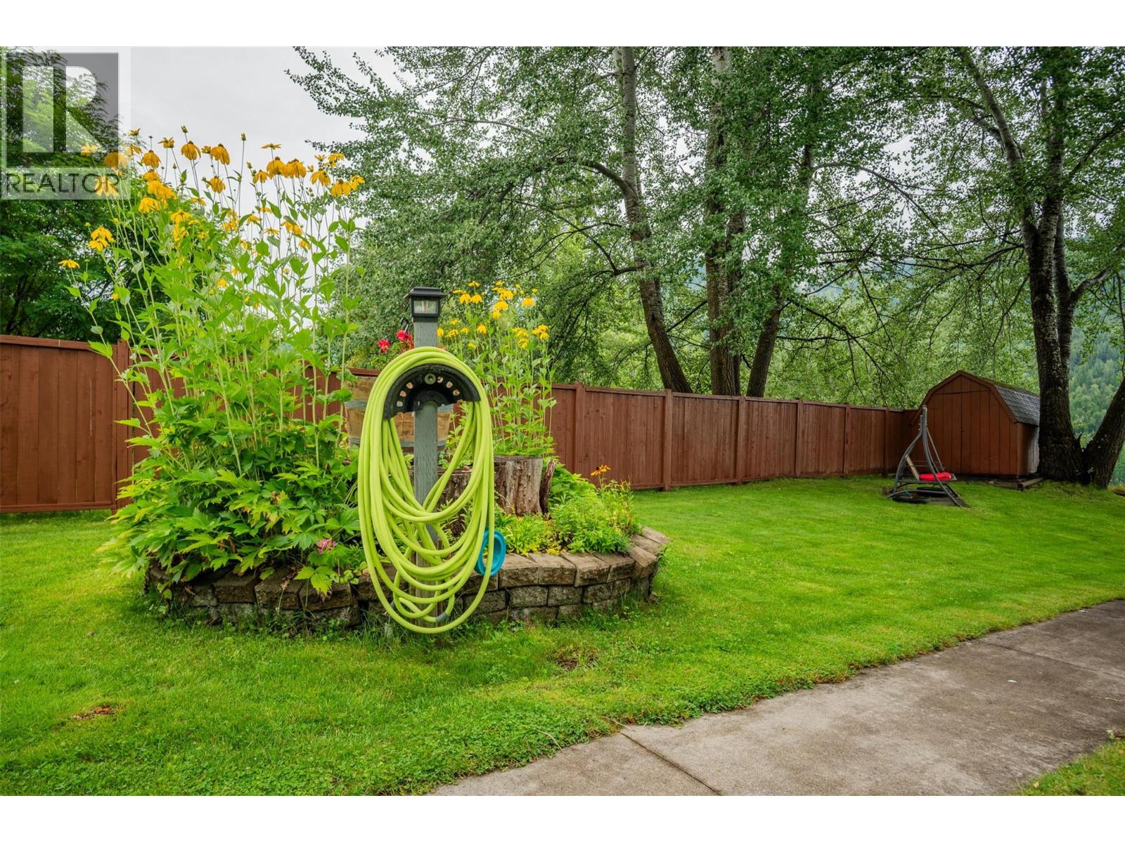 Photo 39 of 705 8th Avenue, Montrose BC