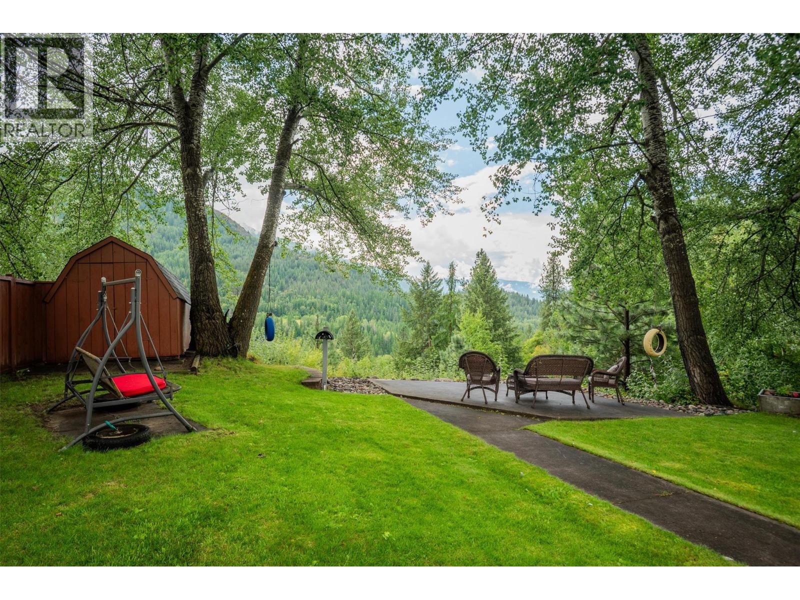 Photo 40 of 705 8th Avenue, Montrose BC