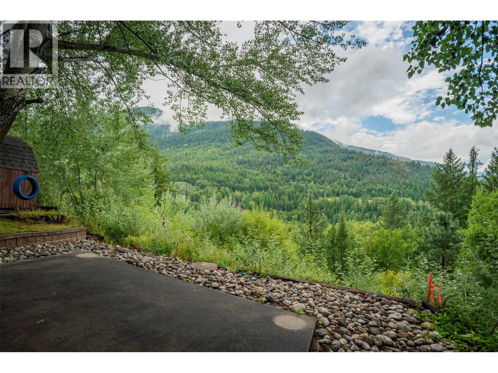 Photo 43 of 705 8th Avenue, Montrose BC
