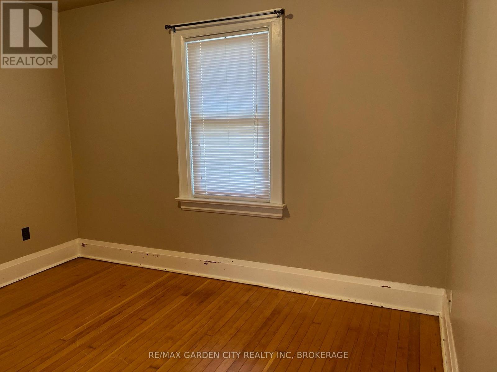 Photo 2 of 12 Lincoln Avenue, St Catharines ON