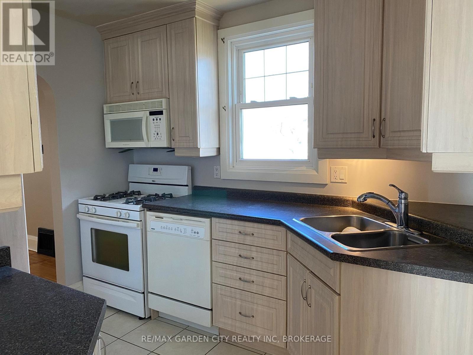 Photo 9 of 12 Lincoln Avenue, St Catharines ON
