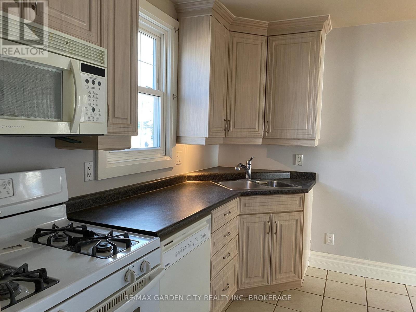 Photo 5 of 12 Lincoln Avenue, St Catharines ON