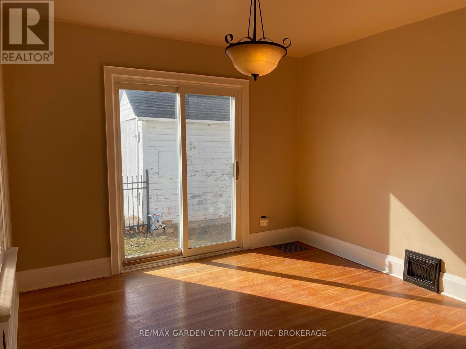 Photo 10 of 12 Lincoln Avenue, St Catharines ON