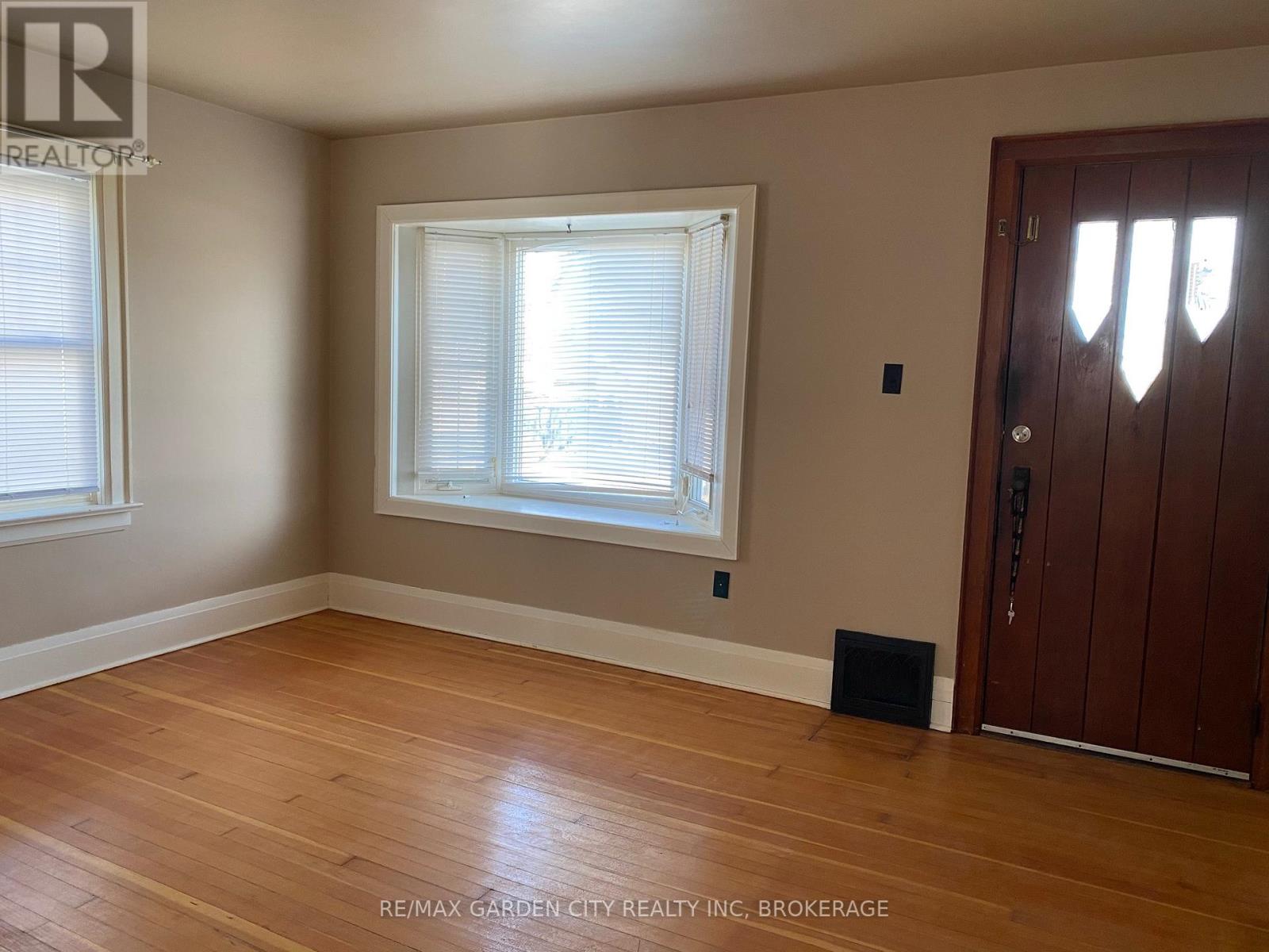 Photo 1 of 12 Lincoln Avenue, St Catharines ON