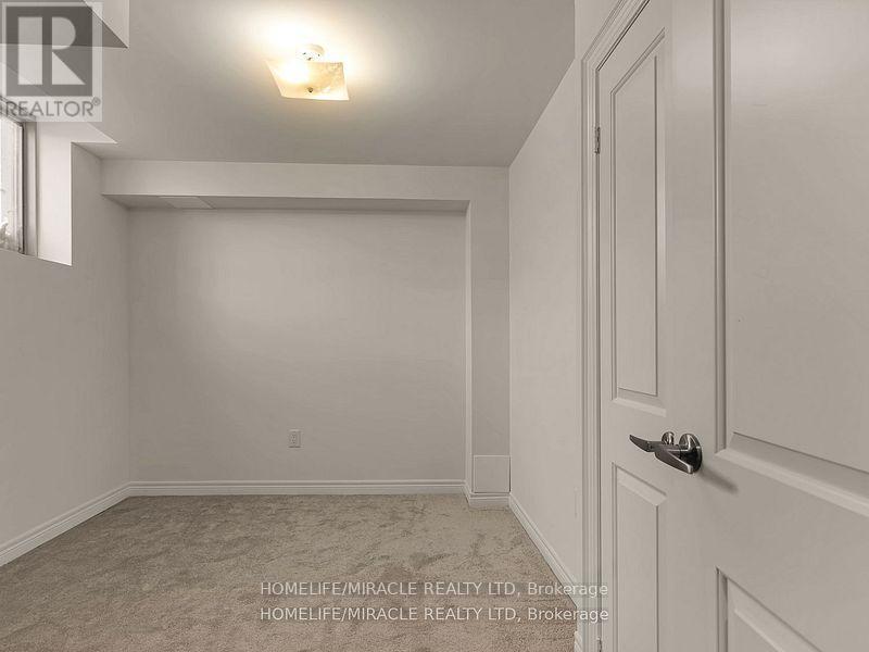 Photo 4 of 18 Queenpost Drive, Brampton ON