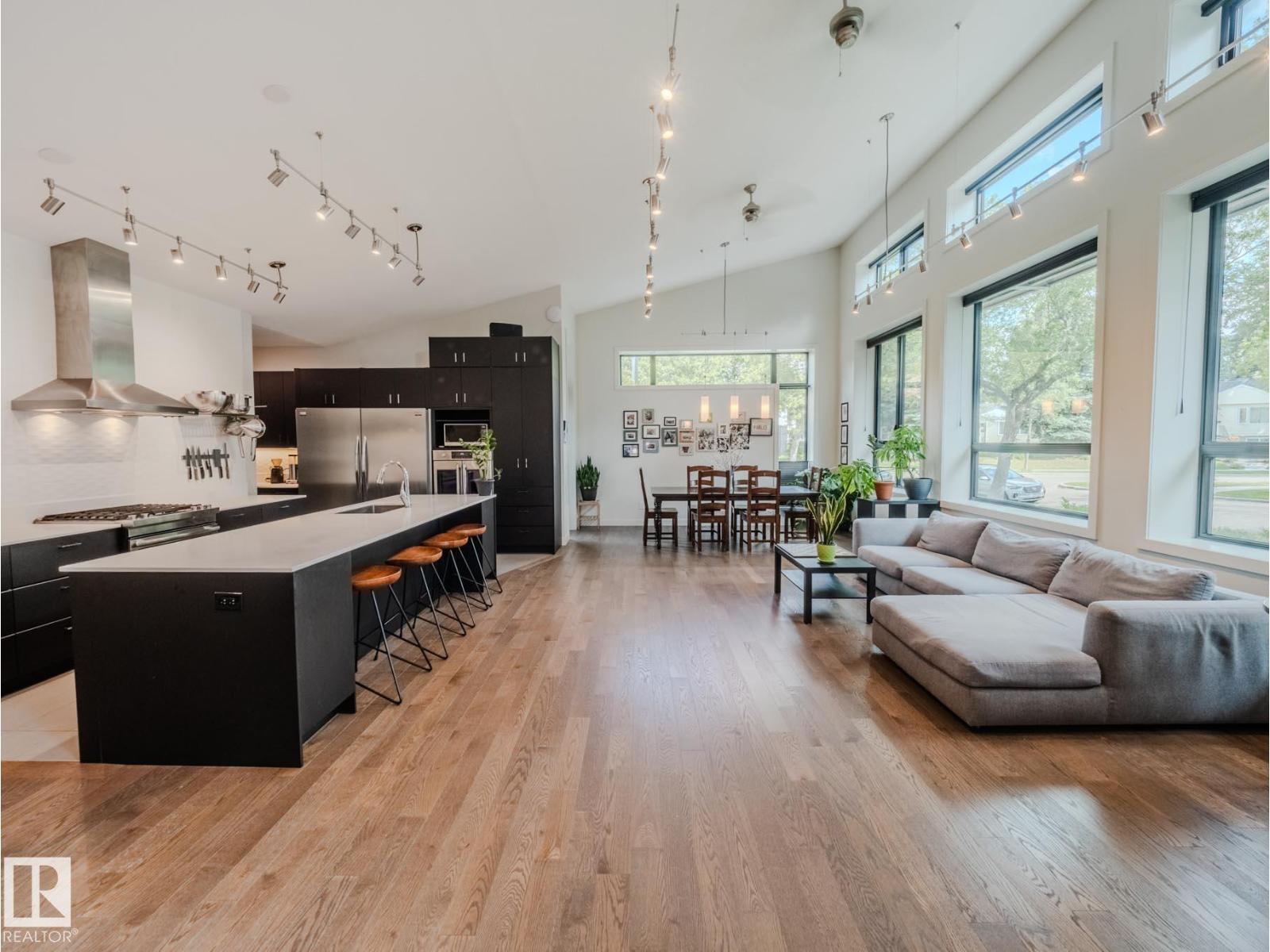 Photo 10 of 8704 92 B Av Nw, Edmonton AB