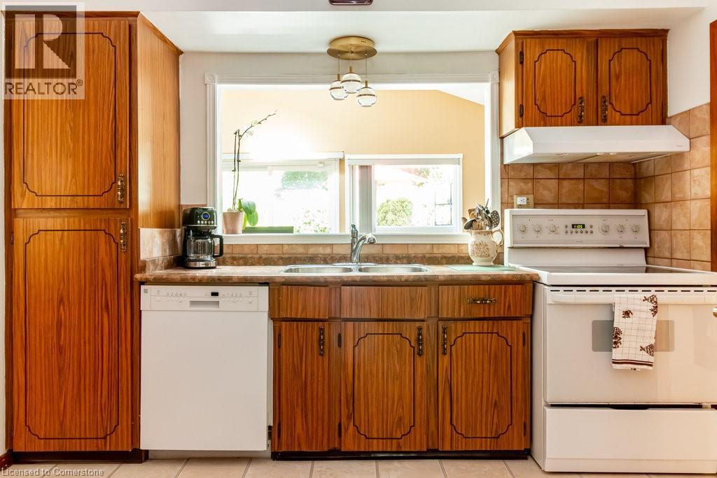 Photo 16 of 5195 Suncrest Road, Burlington ON