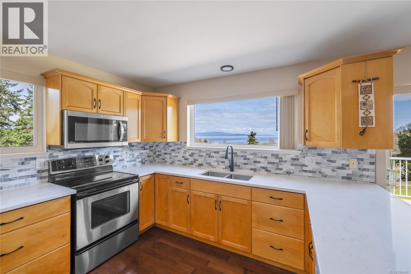Photo 8 of 3021 Raymur Pl, Qualicum Beach BC