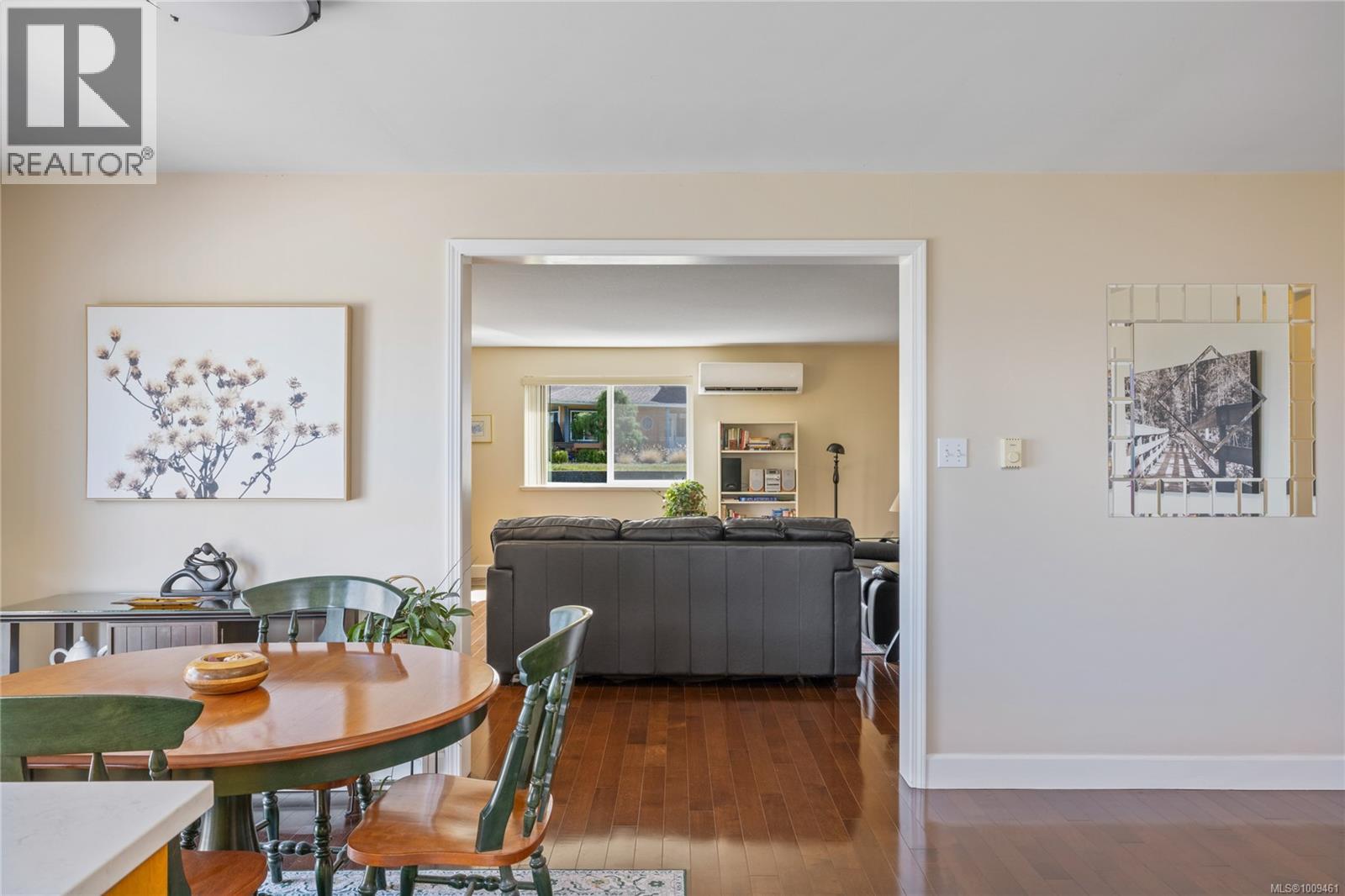 Photo 4 of 3021 Raymur Pl, Qualicum Beach BC
