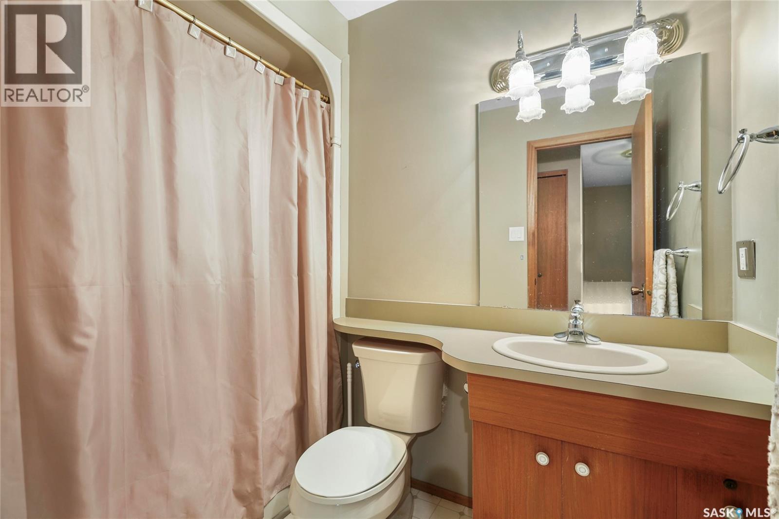 Single Family House 2 Level for Sale in  Selkirk CRESCENT Regina 