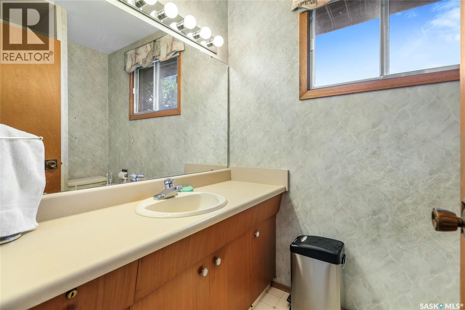 Single Family House 2 Level for Sale in  Selkirk CRESCENT Regina 