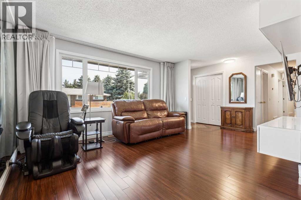 Photo 9 of 2119 Vista Crescent Ne, Calgary AB