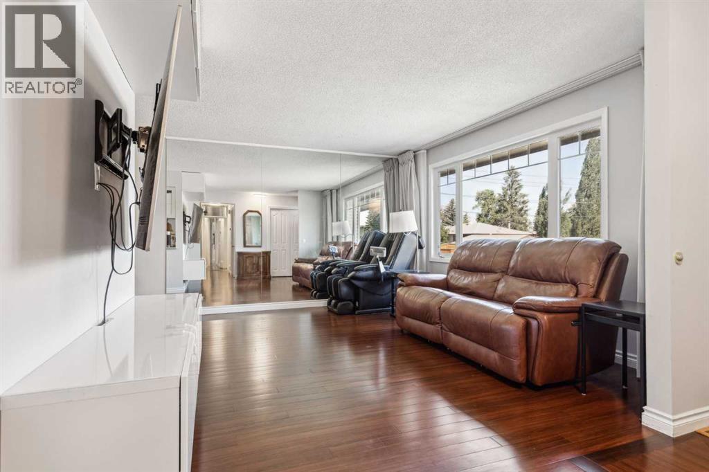 Photo 5 of 2119 Vista Crescent Ne, Calgary AB