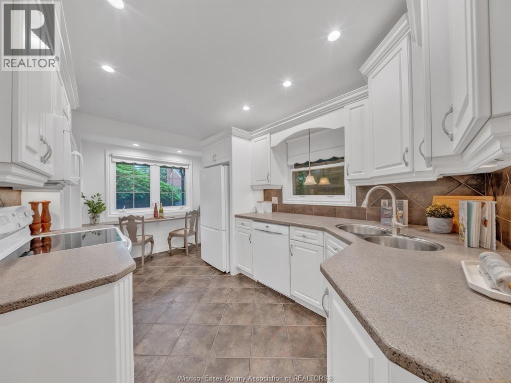 Photo 4 of 284 Prado, Windsor ON