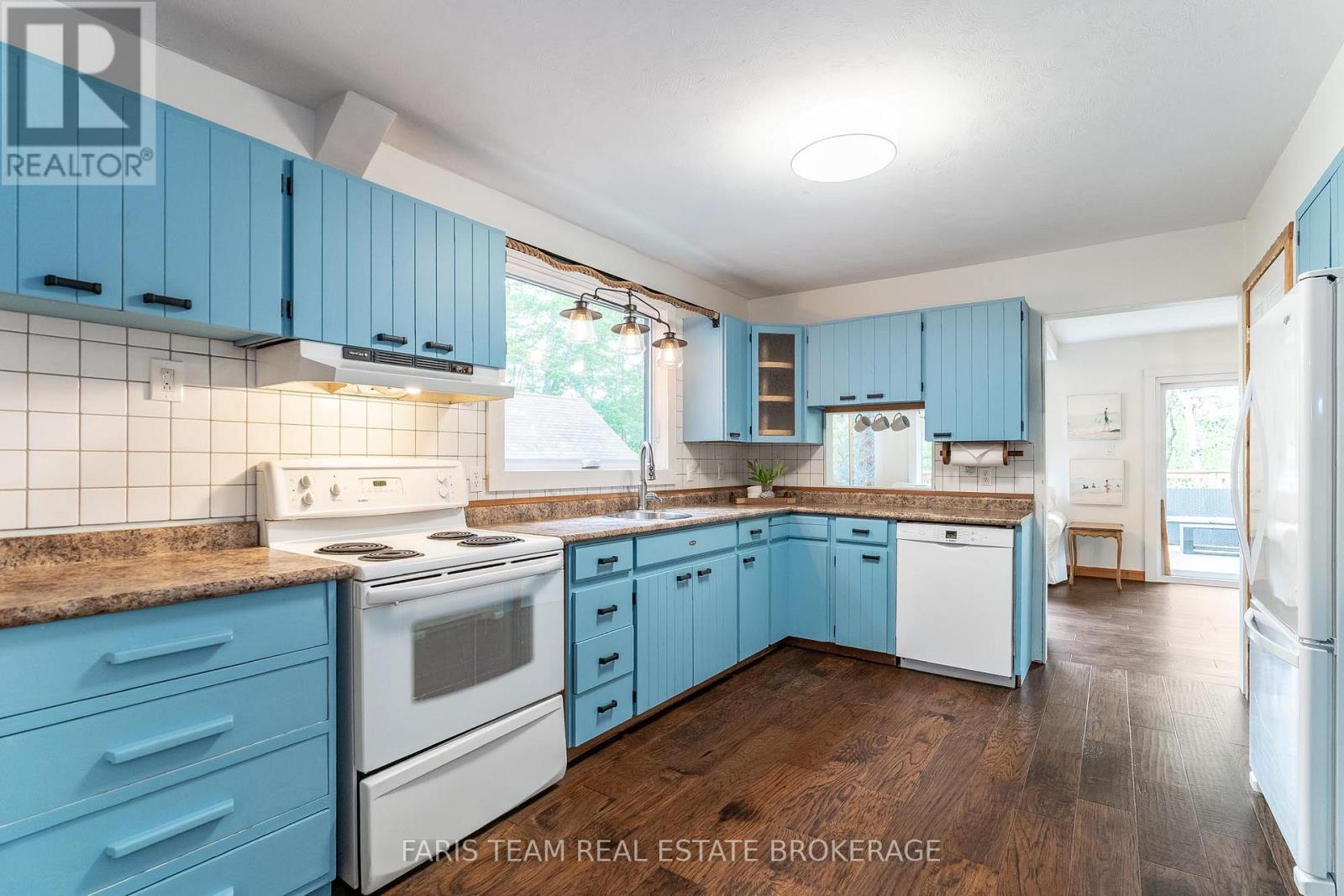 Photo 4 of 457 Silver Birch Drive, Tiny ON