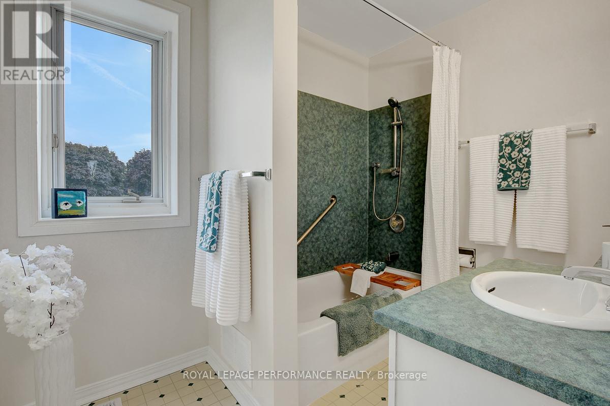 Photo 16 of 22 550 Straby Avenue, Ottawa ON