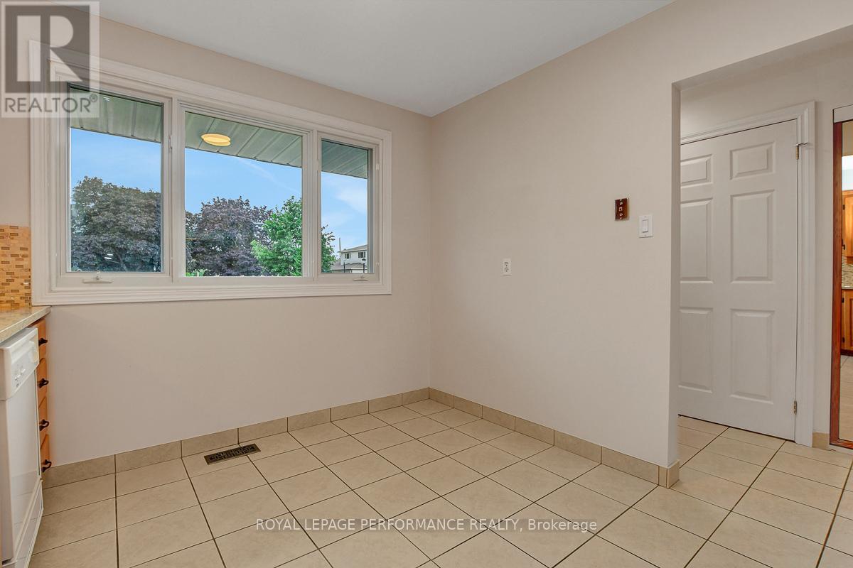 Photo 12 of 22 550 Straby Avenue, Ottawa ON