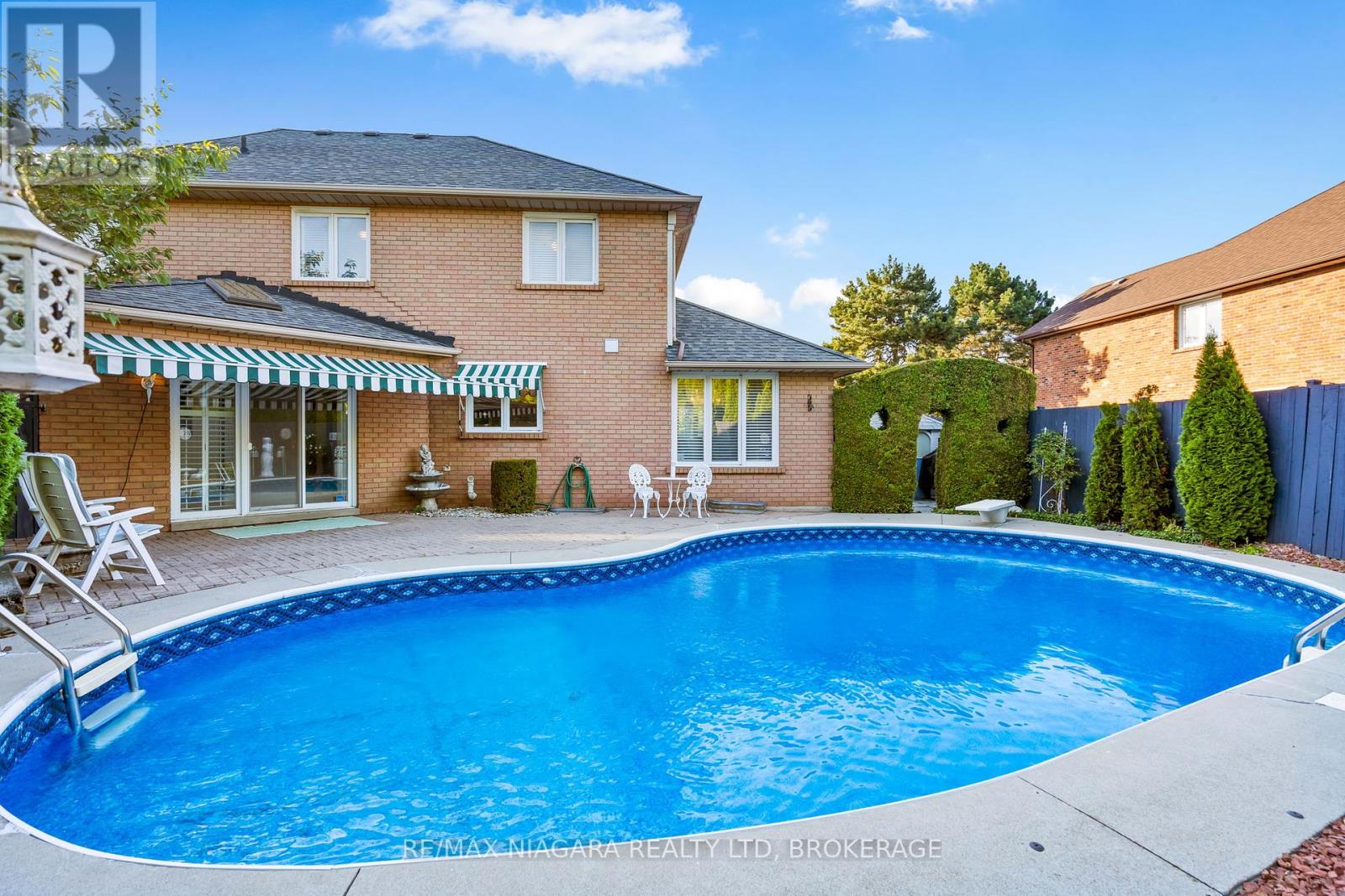 Photo 11 of 13 Shoreline Crescent, Grimsby ON