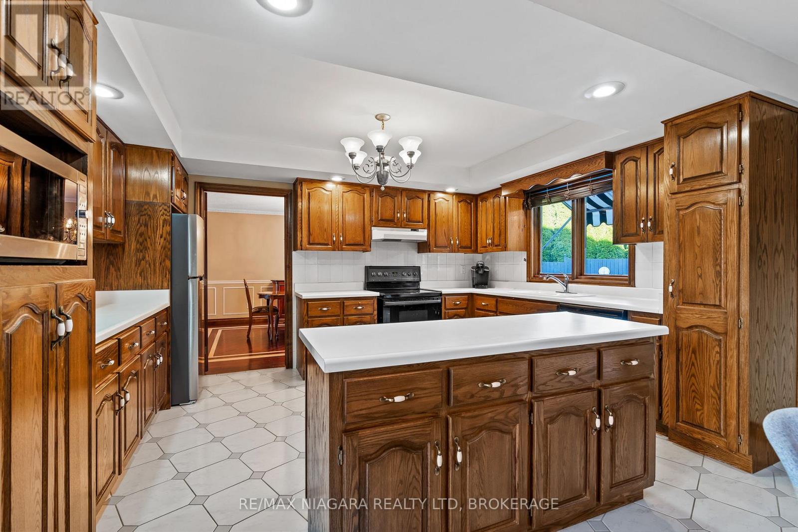 Photo 18 of 13 Shoreline Crescent, Grimsby ON